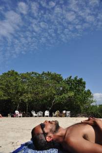 Banho de sol emBando Beach, praia privada em Utila, ilha no litoral norte de Honduras